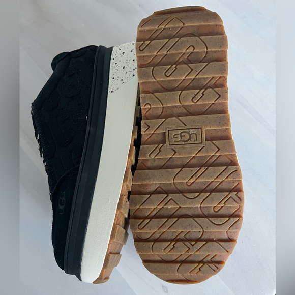 NWOT UGG Marin Lace Black Platform Sneakers size 9.5 - Picture 6 of 7